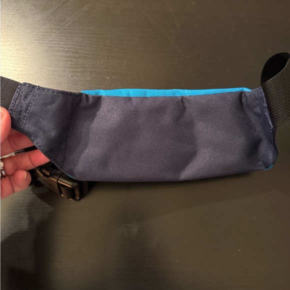 DAKINE navy/turq waist belt bag. Great condition, shows no wear. - Picture 4 of 4